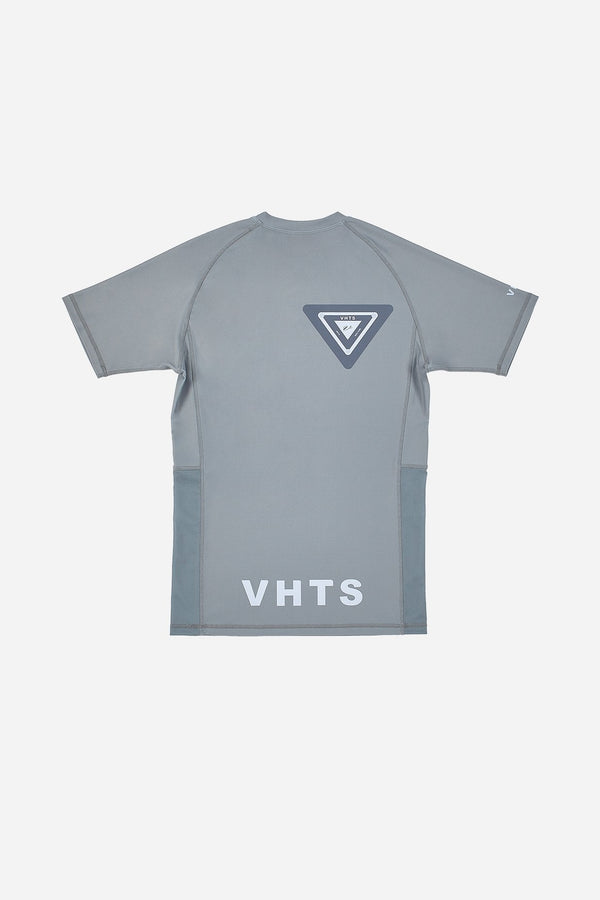 SPRING/ SUMMER 2024 SPECIAL EDITION "BLACK LABEL"  RASH GUARD 雖死不敗 GREY - view 2